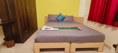 Postel nebo postele na pokoji v ubytování Hazel Inn Manyata