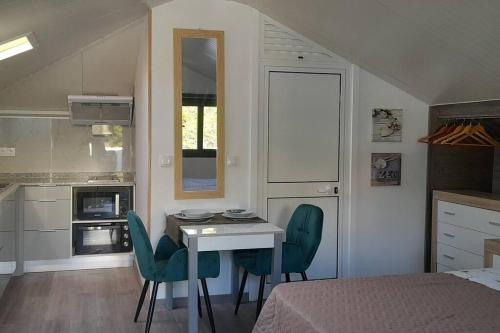 cocina con mesa y sillas en una habitación en SantoSerenus, en Ponta do Sol