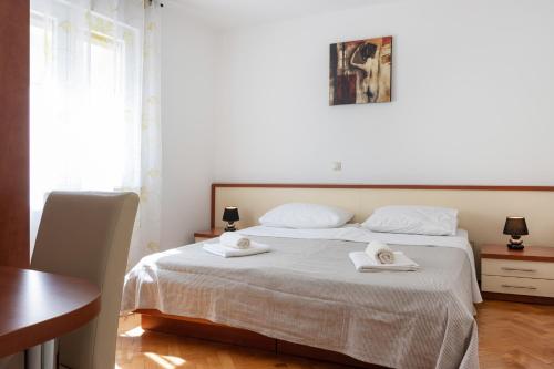 1 dormitorio con 1 cama con 2 toallas en Apartment Sunce 1-bedroom apartment in Split en Split