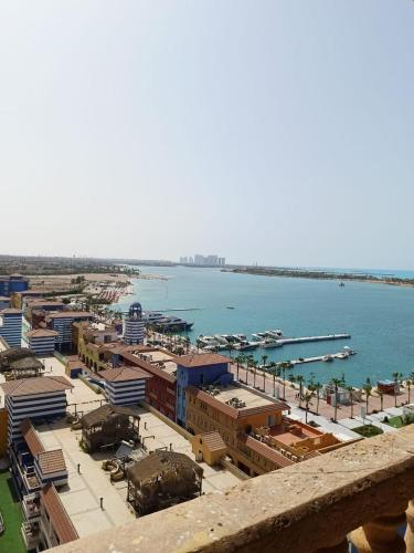 uma vista para uma cidade com um porto e a água em شاليه في بورتو مارينا للايجار em Dawwār Ḩamad