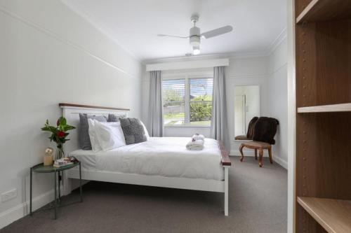 - une chambre blanche avec un lit et une fenêtre dans l'établissement Sofia Rose House only, à Katoomba