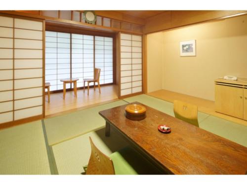 a room with a table and chairs in a room at Misato no Yu Kajikaso - Vacation STAY 22184v in Kimino