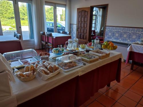 una mesa con un buffet de comida. en Hotel Mira Rio, en Esposende
