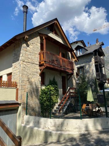 una casa con balcón en la parte superior en La casa de las Ardillas, en Benasque