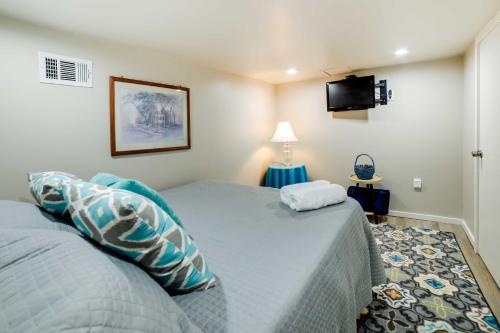 een slaapkamer met een bed en een flatscreen-tv bij Shadyside House - 100 feet to Walnut Street! in Pittsburgh