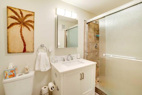 een badkamer met een wastafel en een douche bij Shadyside House - 100 feet to Walnut Street! in Pittsburgh