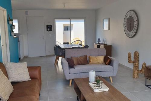 un salon avec un canapé et une table dans l'établissement MAISON 3 chbres 3 étoiles St Gilles X de Vie, à Saint-Gilles-Croix-de-Vie