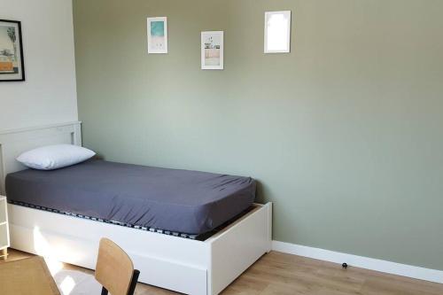 - un lit dans un coin de pièce dans l'établissement MAISON 3 chbres 3 étoiles St Gilles X de Vie, à Saint-Gilles-Croix-de-Vie