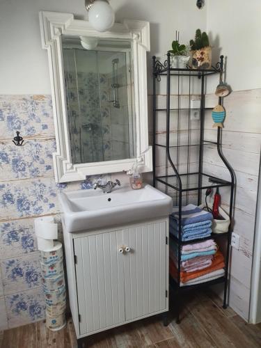 W łazience znajduje się umywalka i lustro. w obiekcie Penzión Eva w mieście Stará Voda