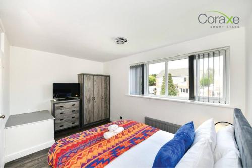 een slaapkamer met een bed, een dressoir en een raam bij 3 Bedrooms Modern Retreat for Contractors and Families by Coraxe Short Stays in Oldbury