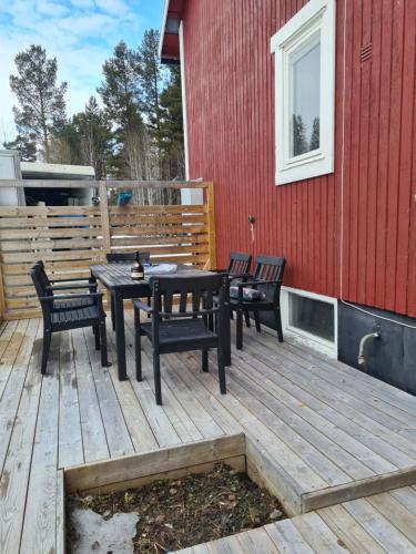un patio con mesa y sillas en una terraza de madera en Åre Mattmar, 