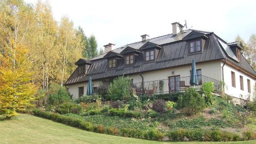 uma grande casa numa colina com um jardim em Willa Łuka em Wetlina
