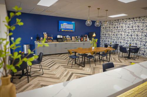 a dining room with a table and chairs at Airport Inn in Nederland