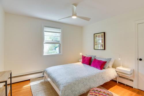 biała sypialnia z łóżkiem z różowymi poduszkami w obiekcie Home in Narragansett with Beach Access! w mieście Saunderstown