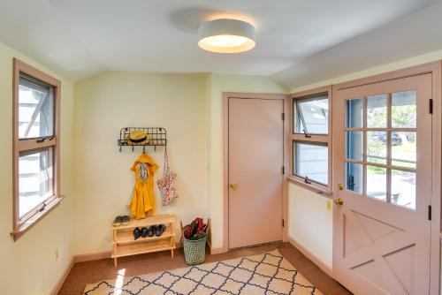 korytarz z białymi drzwiami i oknami w obiekcie Home in Narragansett with Beach Access! w mieście Saunderstown