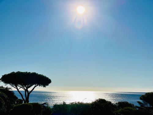 Photo de la galerie de l'établissement Renovated villa, heated pool, sea-view, Aircon, à Saint-Peïre-sur-Mer