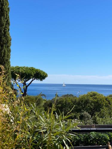 Photo de la galerie de l'établissement Renovated villa, heated pool, sea-view, Aircon, à Saint-Peïre-sur-Mer