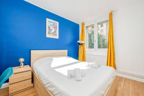 um quarto azul com uma cama e uma janela em Cocon chaleureux, 2 chambres, wifi avec fibre em Grenoble