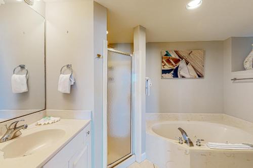 La salle de bains est pourvue d'une baignoire, d'un lavabo et d'une douche. dans l'établissement Sterling Shores 514, à Destin