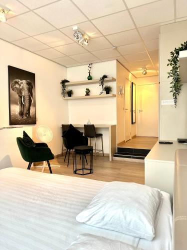 Schlafzimmer mit einem Bett, einem Tisch und Stühlen in der Unterkunft Heart of Grand Place Beautiful Studio in Brüssel