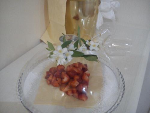 a glass plate with some fruit on a table at Country House La Perla del Sile in Sant'Elena di Silea