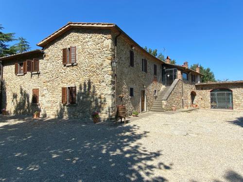 ein großes Steingebäude mit einer Treppe davor in der Unterkunft Casa Giogo in Arezzo