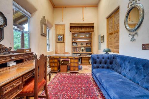 Χώρος καθιστικού στο Los Cerrillos Hillside Hacienda on 65 Acres!