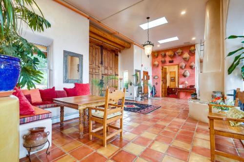 Χώρος καθιστικού στο Los Cerrillos Hillside Hacienda on 65 Acres!