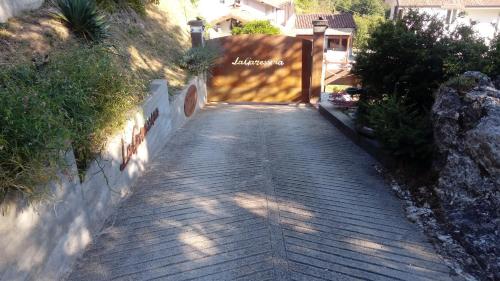 um caminho de madeira com um portão numa casa em LaGaressina suite Anna - Jacuzzi & Spa em Garessio