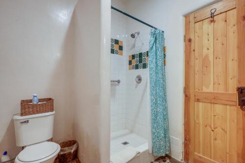 Ένα μπάνιο στο Los Cerrillos Hillside Hacienda on 65 Acres!