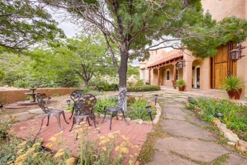 Κήπος έξω από το Los Cerrillos Hillside Hacienda on 65 Acres!