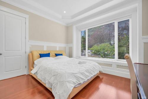 Un pat sau paturi într-o cameră la Luxurious Getaway in Vancouver-Private room with attached bathroom