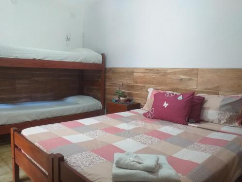 波薩達斯的住宿－Residencial Santiago Habitaciones Hotel bed & break fast，一间卧室配有一张床和两张双层床。