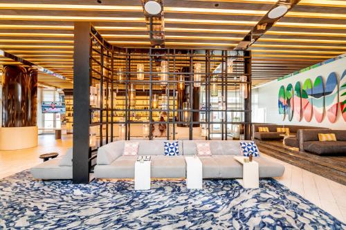 フォート・ローダーデールにあるHigh Floor Luxury 2BR 2BA, Sleeps 6, Resort Access - Horizon by HomeStakes Staysのソファとラグのあるリビングルーム