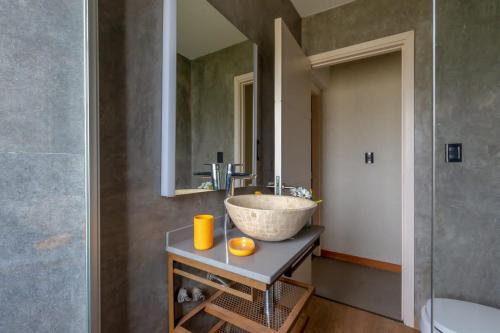 a bathroom with a bowl sink and a mirror at Casa en chacras de coria in Mendoza