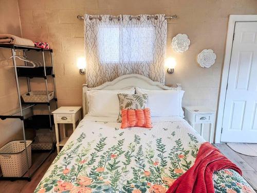um quarto com uma cama com colcha floral em #03 - Fantastic Lakeside Studio Cottage- Pet Friendly em Hot Springs
