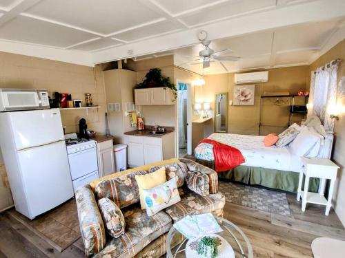 sala de estar con cama, sofá y cocina en #03 - Fantastic Lakeside Studio Cottage- Pet Friendly en Hot Springs