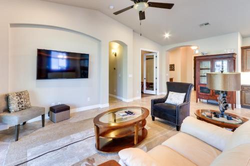 Χώρος καθιστικού στο Pool and Golf Course Access at Mesa Vacation Rental