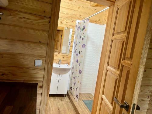 Habitación con baño con ducha y lavabo. en Family Resort en Mostiska