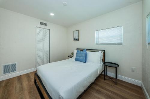 - une chambre blanche avec un lit et 2 fenêtres dans l'établissement Island Bliss I, à Clearwater Beach