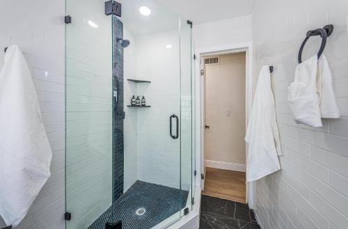 La salle de bains est pourvue d'une cabine de douche en verre. dans l'établissement Island Bliss I, à Clearwater Beach