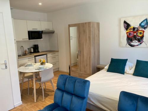 阿爾比的住宿－Premium Appart Albi，卧室配有一张床和一张桌子及椅子
