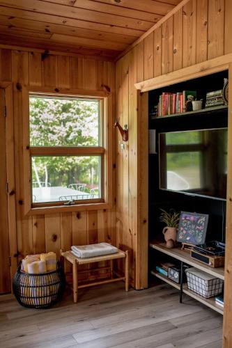 a room with a window in a wooden cabin at Bay Point Hideaway in the Woods in Beulah