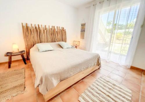 เตียงในห้องที่ Casa Hibiscus, beach and pool, Orient Bay