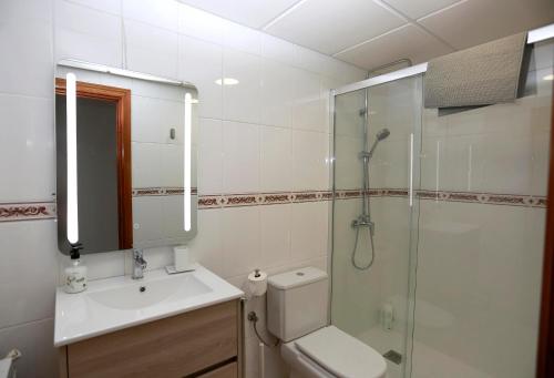 y baño con ducha, aseo y lavamanos. en El Portal del Somontano ESTADILLA, en Estadilla