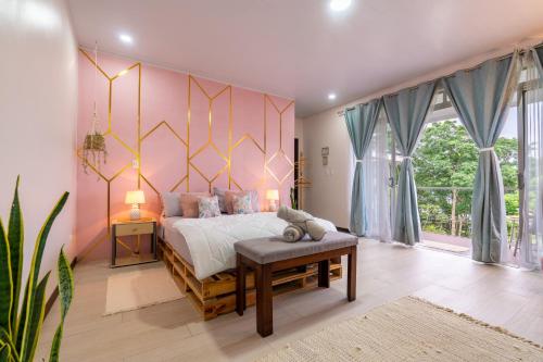 1 dormitorio con 1 cama grande y 1 mesa en House of Turri Suite, Views & Jacuzzi, en Verbena Norte