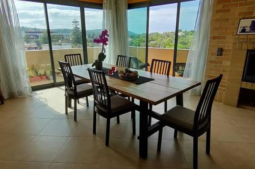 una sala da pranzo con tavolo e sedie in legno di Algarve 360º Experience a Campina de Cima