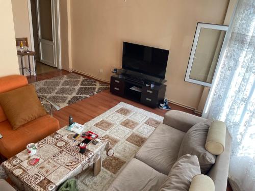 ein Wohnzimmer mit einem Sofa und einem Tisch in der Unterkunft Yeldeğirmeni Marmaray dibi in Istanbul