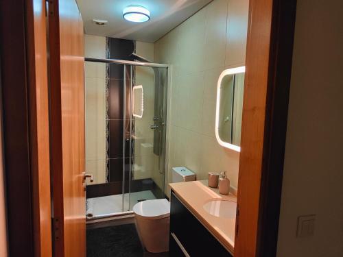 un bagno con lavandino, doccia e WC di Casinha da Vila a Arouca