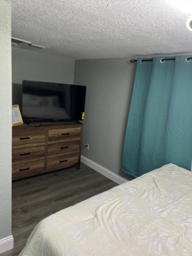 Μια τηλεόραση ή/και κέντρο ψυχαγωγίας στο 3bdrm Fruit Tree Home near downtown Orlando